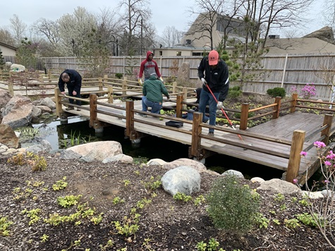Evergy employees volunteering at the Topeka Zoo
